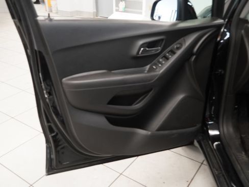 Used 2019 Chevrolet Trax LT w/ LT Convenience Package AWD/4WD image 5