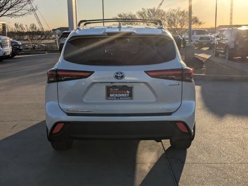 Used 2023 Toyota Highlander XLE image 7