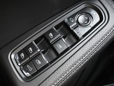 Used 2024 Porsche Macan AWD/4WD image 40