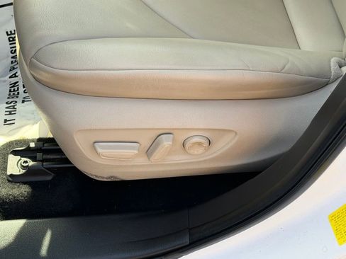 Used 2022 Toyota Highlander XLE AWD/4WD image 17