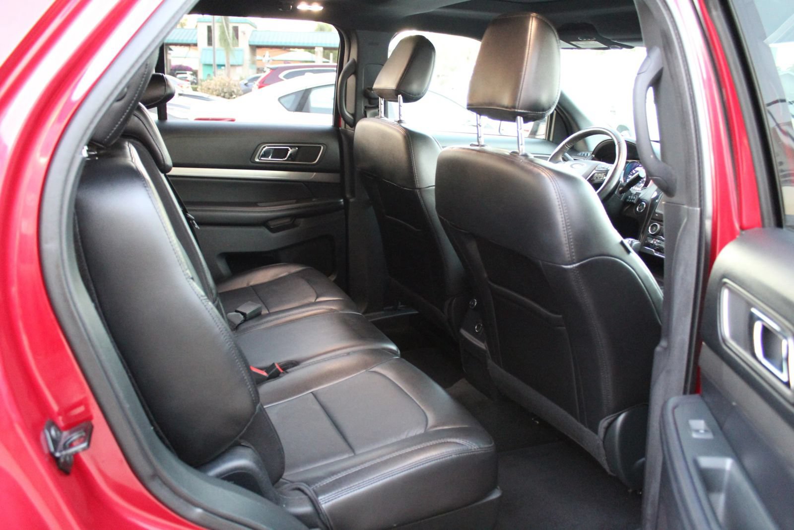 Used 2018 Ford Explorer XLT w/ Equipment Group 202A FWD image 11