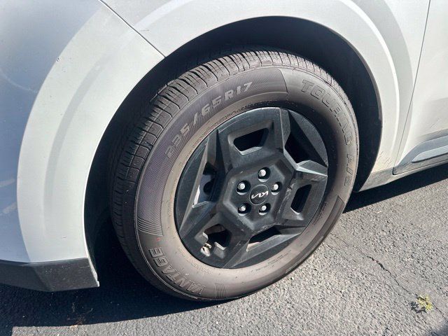 Used 2025 Kia Carnival FWD image 17