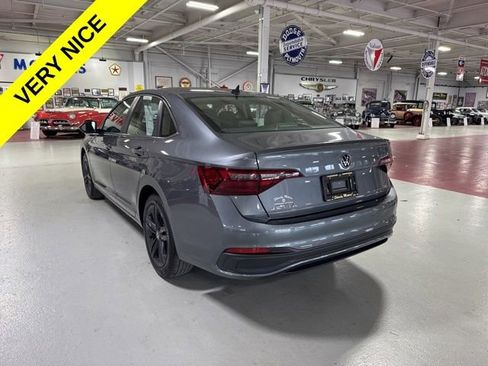 Used 2024 Volkswagen Jetta SE FWD image 3