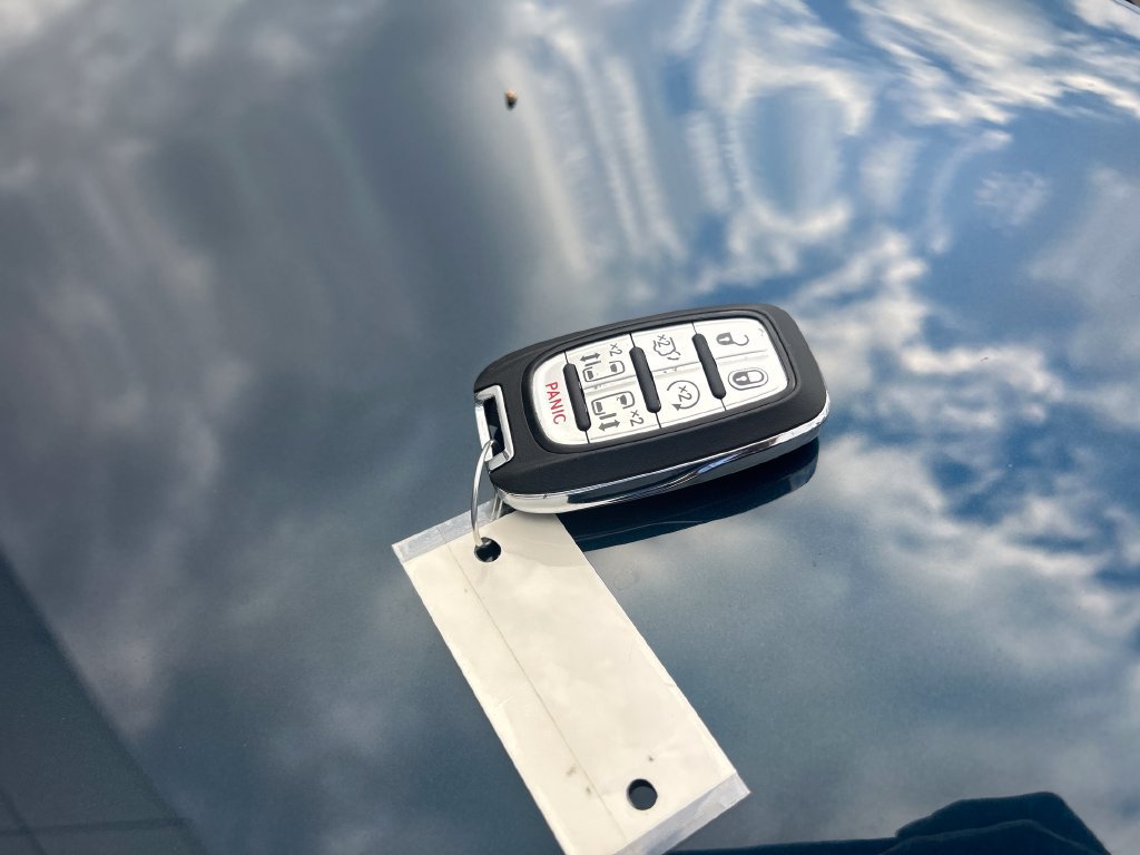 Used 2025 Chrysler Pacifica Limited FWD image 34
