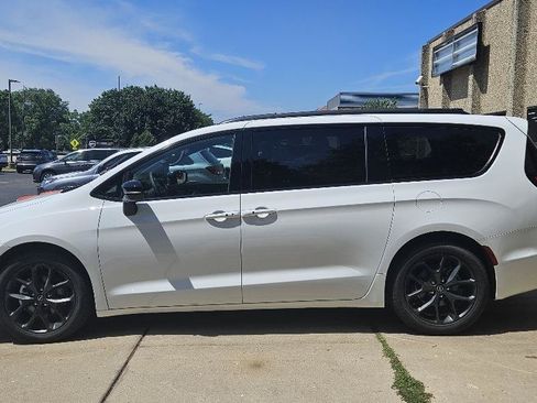 Used 2026 Chrysler Pacifica Limited w/ S Appearance Package FWD image 4