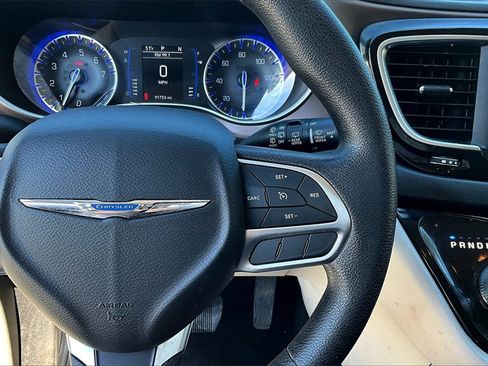 Used 2019 Chrysler Pacifica L image 8