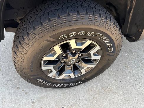 Used 2019 Toyota Tacoma TRD Off-Road w/ Technology Package AWD/4WD image 10