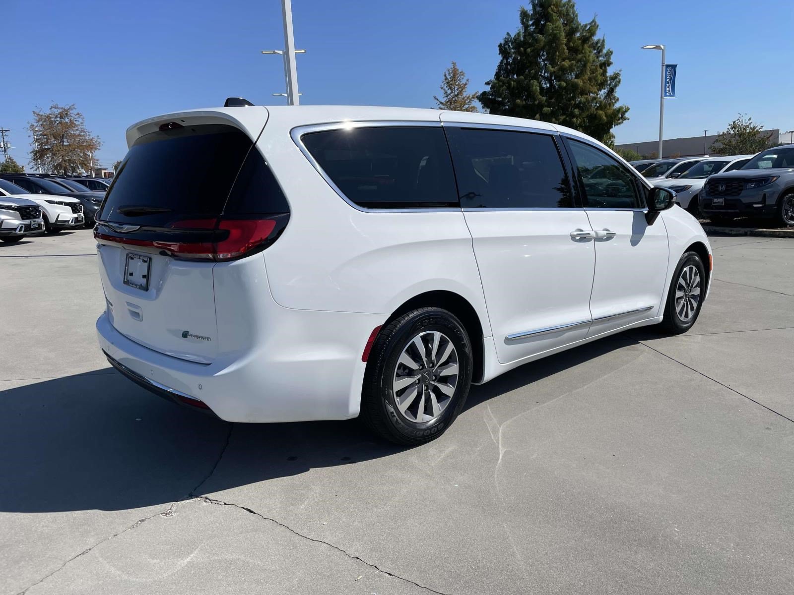 Used 2023 Chrysler Pacifica Limited FWD image 6