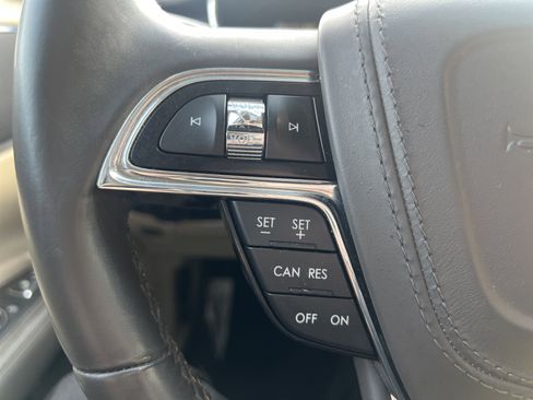 Used 2018 Lincoln Continental Select image 17