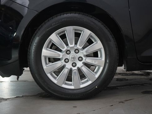 Used 2017 Toyota Sienna XLE image 31