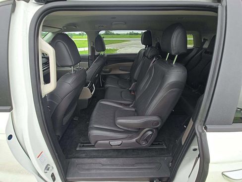 Used 2026 Kia Carnival LXS FWD image 11