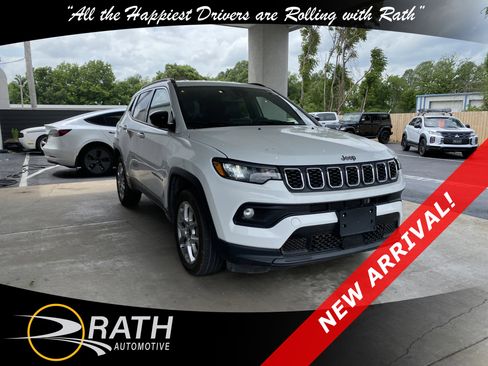 Used 2025 Jeep Compass Latitude AWD/4WD image 4