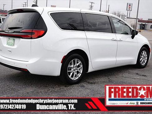 Certified 2024 Chrysler Pacifica Touring-L image 5