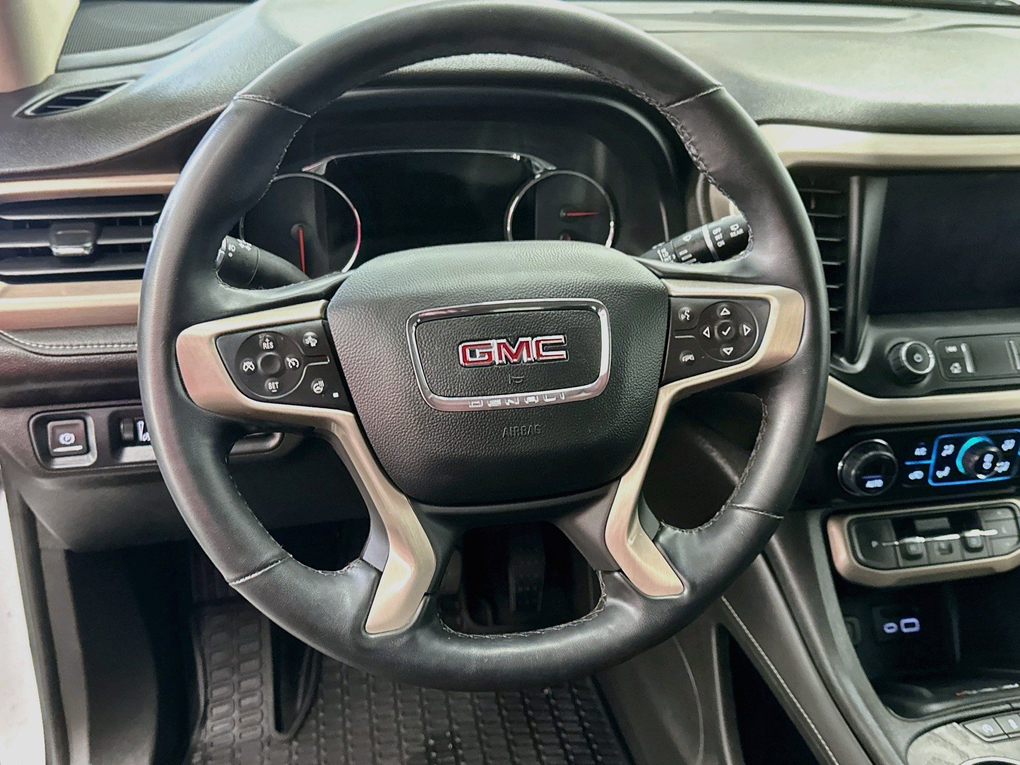 Used 2023 GMC Acadia Denali w/ Denali Ultimate Package AWD/4WD image 18