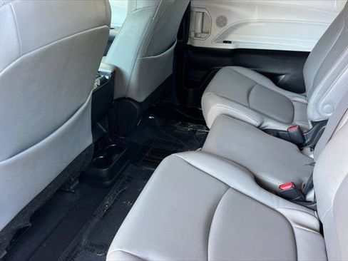 Certified 2025 Toyota Sienna XLE FWD image 4