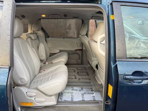 Used 2012 Toyota Sienna XLE image 14
