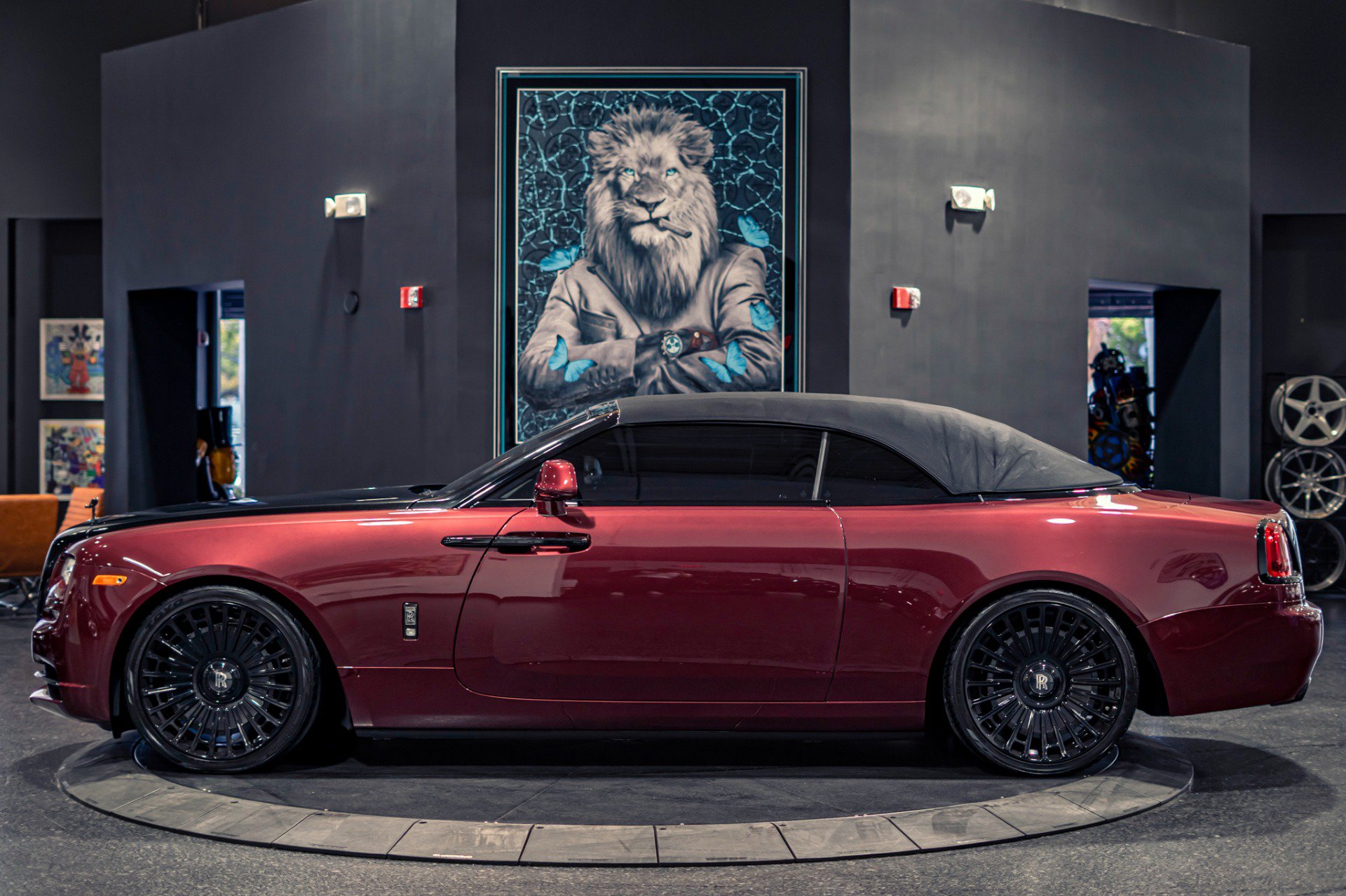 Used 2019 Rolls-Royce Dawn RWD image 26
