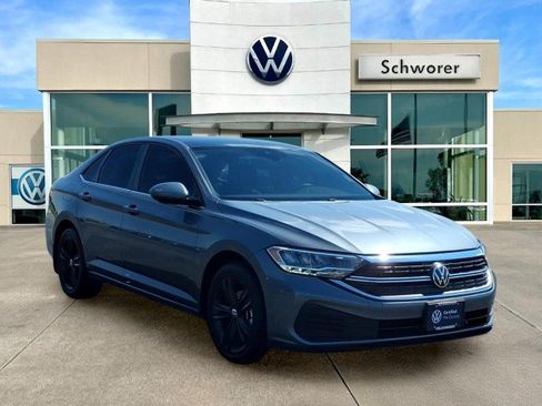 Certified 2024 Volkswagen Jetta SE FWD image 4