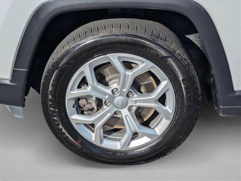 Used 2024 Jeep Compass Latitude image 23