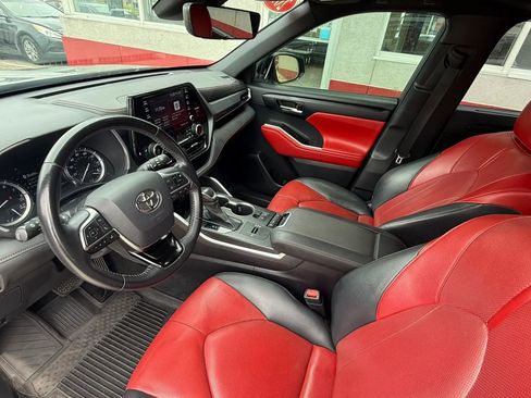 Used 2021 Toyota Highlander XSE FWD image 8