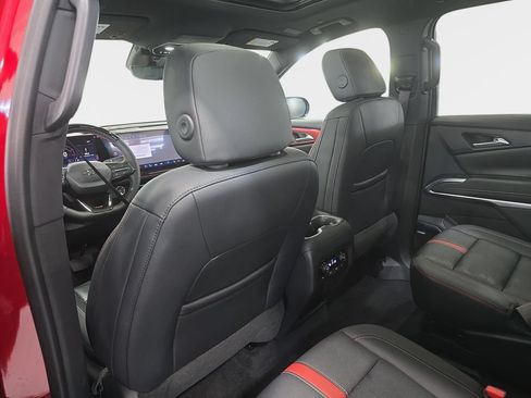 Used 2025 Chevrolet Traverse RS FWD image 12