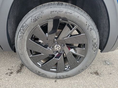 Certified 2025 Volkswagen Atlas SE image 26