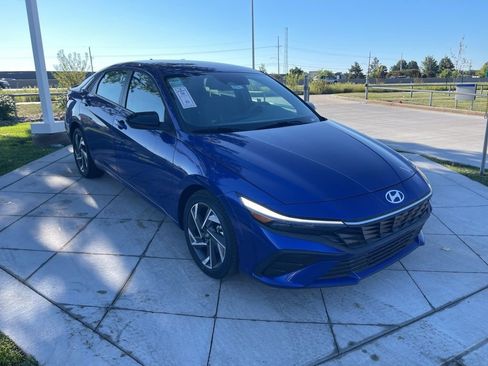 Used 2025 Hyundai Elantra Sport FWD image 7