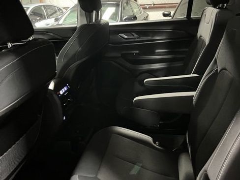 Used 2023 Jeep Grand Cherokee L Laredo image 12