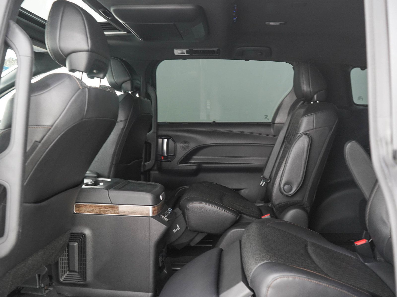 Used 2025 Toyota Sienna Platinum AWD/4WD image 16