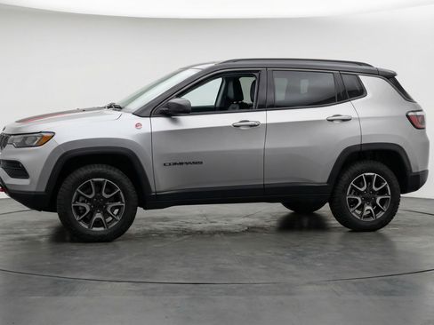 Used 2025 Jeep Compass Trailhawk image 5