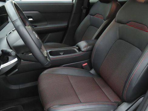 Used 2025 Nissan Kicks SR AWD/4WD image 13