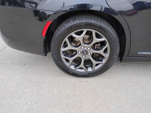 Used 2018 Chrysler 300 S w/ S Model Appearance Package AWD/4WD image 26
