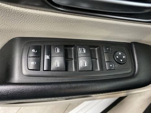 Used 2022 Chrysler Pacifica Touring-L image 27