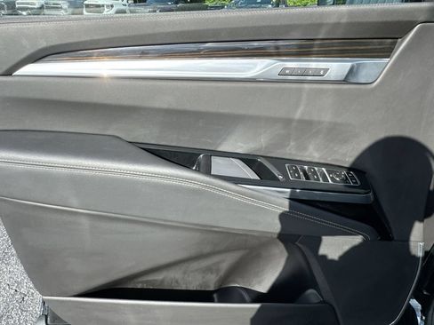 Used 2025 Cadillac Escalade ESV Luxury RWD image 15