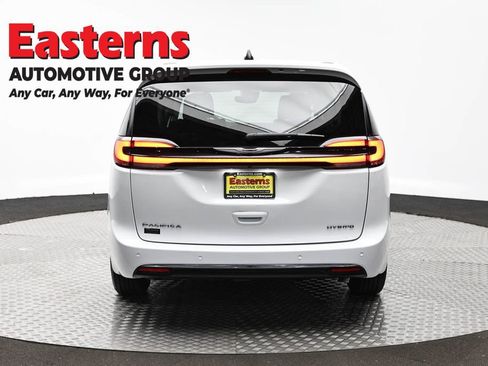 Used 2024 Chrysler Pacifica Select image 5