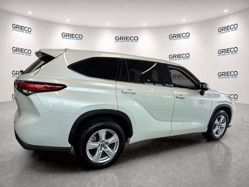 Used 2022 Toyota Highlander L FWD image 7