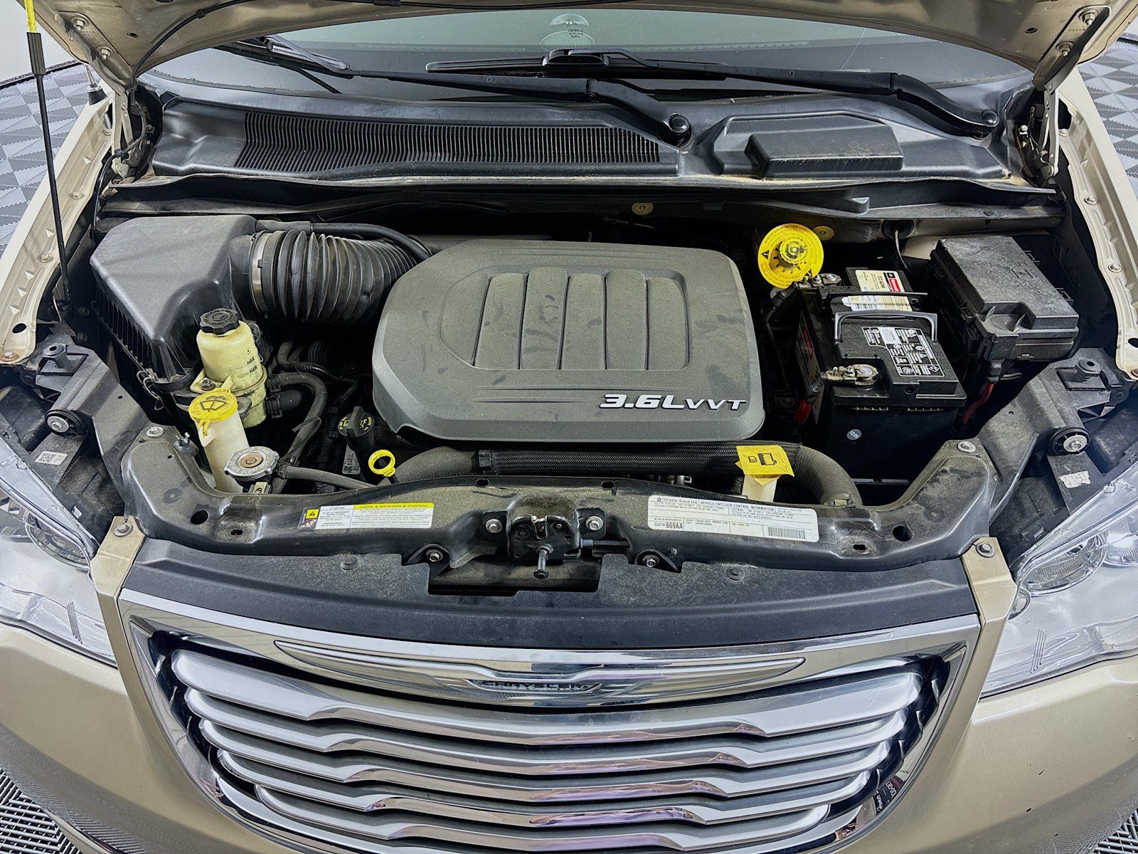 Used 2012 Chrysler Town & Country Touring w/ Entertainment Group #1 FWD image 30
