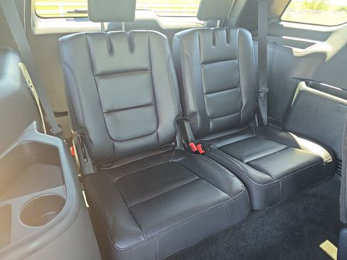 Used 2018 Ford Explorer XLT w/ Equipment Group 202A AWD/4WD image 12