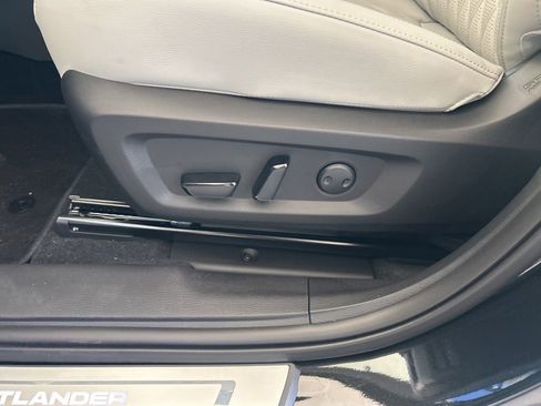 New 2025 Mitsubishi Outlander AWD image 44