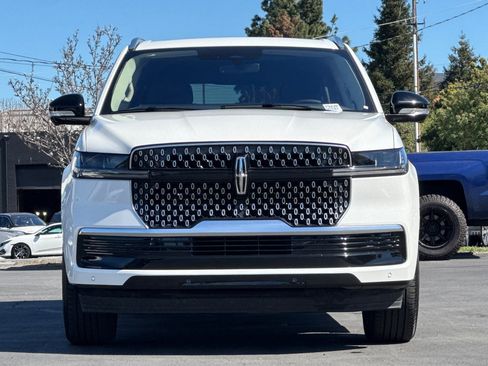 Used 2025 Lincoln Navigator L Reserve image 9