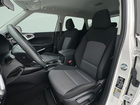 Used 2025 Kia Soul LX w/ LX Technology Package FWD image 13
