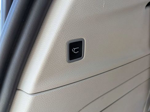 Used 2022 Chrysler Pacifica Touring-L w/ Uconnect Theater Family Group FWD image 38
