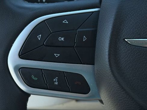 Used 2024 Chrysler Pacifica Touring-L FWD image 27