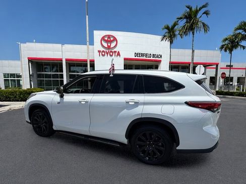 Used 2023 Toyota Highlander Platinum FWD image 5