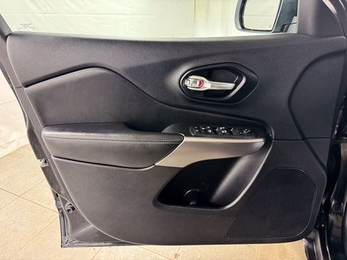 Used 2021 Jeep Cherokee Latitude Plus AWD/4WD image 14