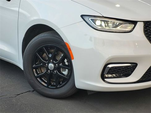 Certified 2025 Chrysler Pacifica Select image 3
