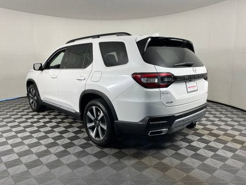 Certified 2025 Honda Pilot Touring image 3