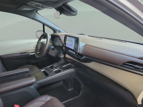 Used 2023 Toyota Sienna Platinum FWD image 9
