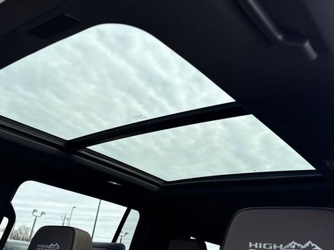 Used 2025 Chevrolet Suburban High Country image 31