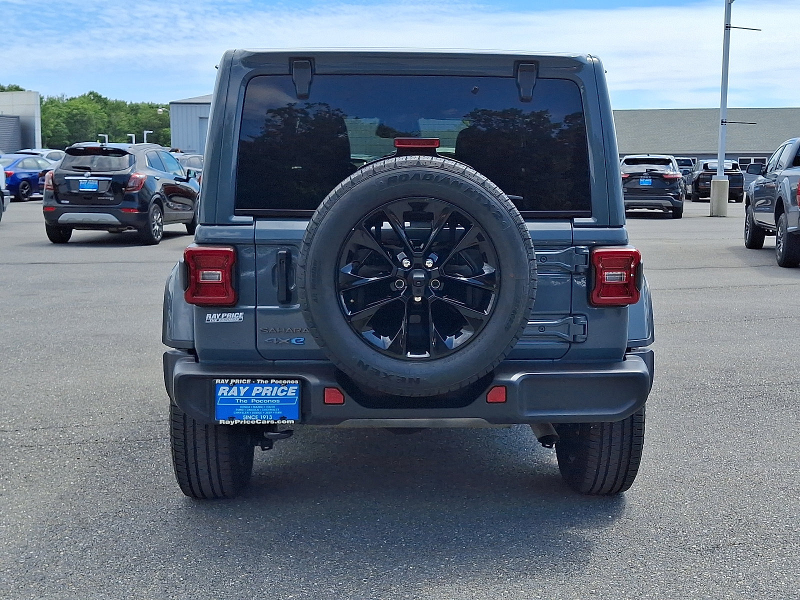 Used 2025 Jeep Wrangler Unlimited Sahara AWD/4WD image 5